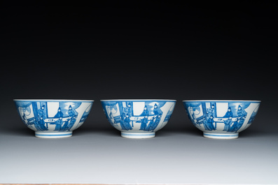 Trois bols en porcelaine de Chine en bleu et blanc &agrave; d&eacute;cor figuratif, marque de Xuande, 19&egrave;me