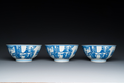 Drie Chinese blauw-witte kommen met figuratief decor, Xuande merk, 19e eeuw