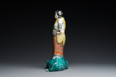 Sculpture en porcelaine de Chine famille rose figurant Liu Hai sur le crapaud, sign&eacute;e Huang Yuanxiang 黃源項, 19&egrave;me