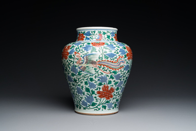 Vase en porcelaine de Chine wucai &agrave; d&eacute;cor de ph&eacute;nix et de pivoines, &eacute;poque Transition