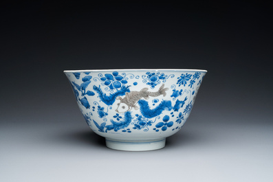 Bol en porcelaine de Chine en bleu, blanc et rouge de cuivre &agrave; d&eacute;cor de carpes, Kangxi