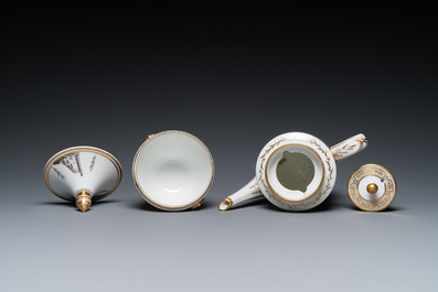 Service &agrave; th&eacute; de 14 pi&egrave;ces en porcelaine de Paris &agrave; d&eacute;cor d'angelots, marque de Nast, 19&egrave;me
