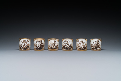 Service &agrave; th&eacute; de 14 pi&egrave;ces en porcelaine de Paris &agrave; d&eacute;cor d'angelots, marque de Nast, 19&egrave;me