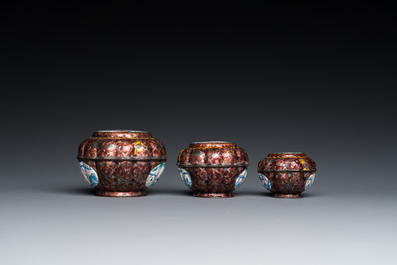 Two Chinese cloisonn&eacute; saucers, three Canton enamel covered boxes and a saucer, 18/19th C.