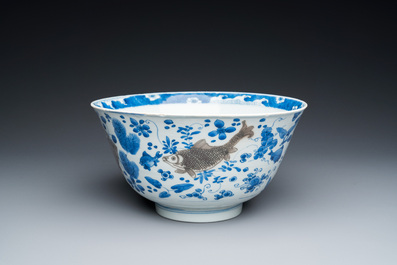 Een Chinese blauw-witte en koperrode kom met karpers, Kangxi