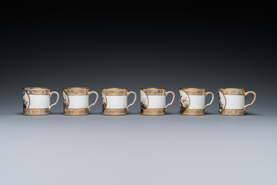 Service &agrave; th&eacute; de 14 pi&egrave;ces en porcelaine de Paris &agrave; d&eacute;cor d'angelots, marque de Nast, 19&egrave;me