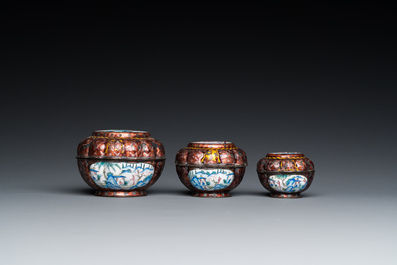 Deux soucoupes en &eacute;maux cloisonn&eacute;s, trois bo&icirc;tes couvertes et une soucoupe en &eacute;maux de Canton, Chine, 18/19&egrave;me