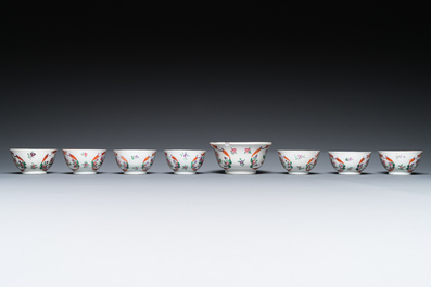 Service &agrave; th&eacute; de 20 pi&egrave;ces en porcelaine de Chine famille rose &agrave; d&eacute;cor floral, Qianlong