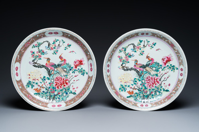 Een paar fijne Chinese famille rose schotels met fazanten, 19e eeuw