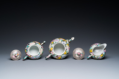 Een Chinees achtdelig famille rose millefleurs theeservies met zilveren montuur, Qianlong merk, 20e eeuw