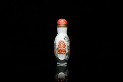 Tabati&egrave;re en porcelaine de Chine famille rose, marque de Qianlong, 19&egrave;me