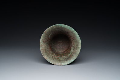 Een Chinees archa&iuml;sch ritueel 'zun' wijnvat in brons met inscriptie binnenin, wellicht Westelijke Zhou
