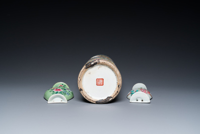 Un porte-chapeau et deux vases &agrave; suspendre en porcelaine de Chine famille rose, 19/20&egrave;me