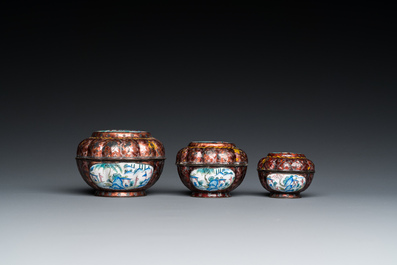 Twee Chinese cloisonn&eacute; schotels, drie dekseldoosjes en een schotel in Canton email, 18/19e eeuw