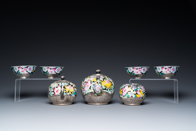 Een Chinees achtdelig famille rose millefleurs theeservies met zilveren montuur, Qianlong merk, 20e eeuw