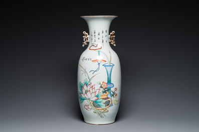 Vase en porcelaine de Chine famille rose &agrave; d&eacute;cor des deux c&ocirc;t&eacute;s, sign&eacute; Xia Jingguang 夏靜廣, R&eacute;publique