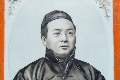 A Chinese famille rose and grisaille plaque with a fine portrait of a male, 19/20th C.