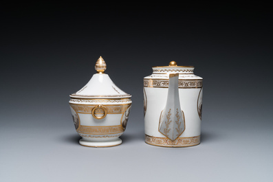 Service &agrave; th&eacute; de 14 pi&egrave;ces en porcelaine de Paris &agrave; d&eacute;cor d'angelots, marque de Nast, 19&egrave;me