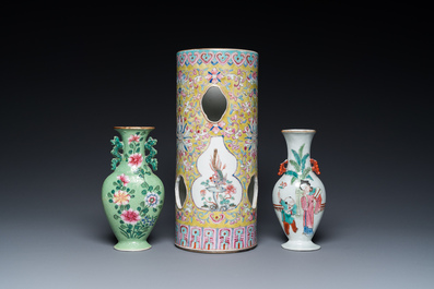 A Chinese reticulated famille rose hat stand and two wall pocket vases, 19/20th C.