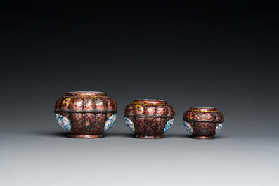 Deux soucoupes en &eacute;maux cloisonn&eacute;s, trois bo&icirc;tes couvertes et une soucoupe en &eacute;maux de Canton, Chine, 18/19&egrave;me