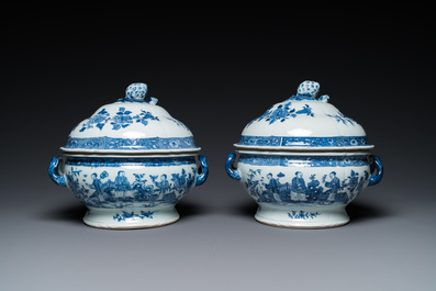 Paire de terrines couvertes en porcelaine de Chine en bleu et blanc, Qianlong