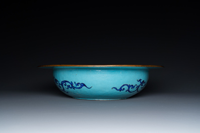 Een Chinees bassin met turquoise fondkleur en een schotel in Canton email, 18/19e eeuw