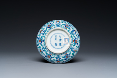 Coupe en porcelaine de Chine doucai &agrave; d&eacute;cor floral, marque de Yongzheng, 19/20&egrave;me