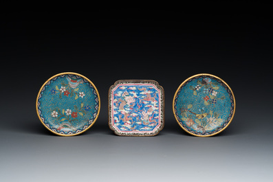 Deux soucoupes en &eacute;maux cloisonn&eacute;s, trois bo&icirc;tes couvertes et une soucoupe en &eacute;maux de Canton, Chine, 18/19&egrave;me