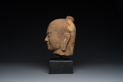 T&ecirc;te de Jayavarman VII en pierre sculpt&eacute;e de style Bayon, Khmer, Cambodge, probablement 13&egrave;me