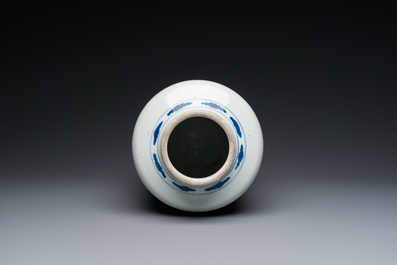 Vase de forme rouleau en porcelaine de Chine en bleu, blanc et rouge de cuivre &agrave; sujet narratif, Kangxi