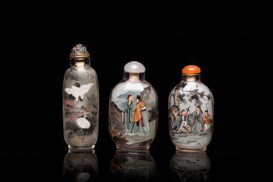 Drie Chinese binnenin beschilderde glazen snuifflesjes, 20e eeuw