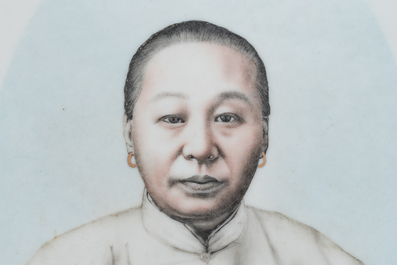 Plaque en porcelaine de Chine en grisaille &agrave; d&eacute;cor d'un portrait de femme, marque de Zhu Shouzhi 朱受之, 20&egrave;me