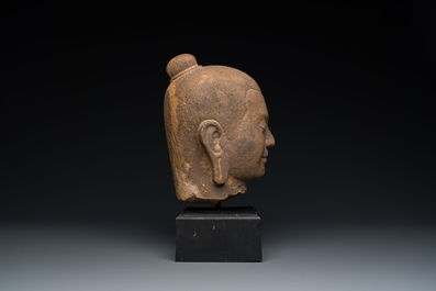 Een stenen Khmer hoofd van Jayavarman VII in Bayon-stijl, Cambodja, wellicht 13e eeuw