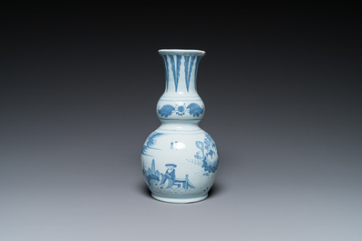 Twee blauw-witte Delftse chinoiserie vazen en een slakom, 17/18e eeuw