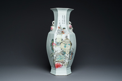 Vase de forme hexagonale en porcelaine de Chine qianjiang cai, sign&eacute; Ma Qingyun 馬慶雲, dat&eacute; 1917