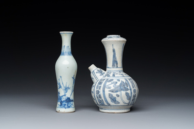 Un kendi et un vase en porcelaine de Chine en bleu et blanc de l'&eacute;pave 'Hatcher', &eacute;poque Transition