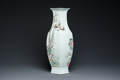 Vase de forme hexagonale en porcelaine de Chine qianjiang cai, sign&eacute; Ma Qingyun 馬慶雲, dat&eacute; 1917