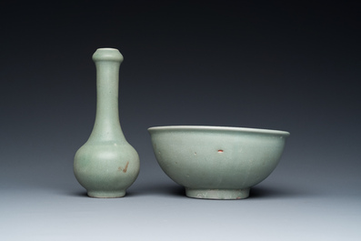 Een Chinese flesvormige celadon vaas en twee kommen, Yuan/Ming