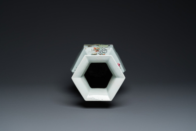 Vase de forme hexagonale en porcelaine de Chine qianjiang cai, sign&eacute; Ma Qingyun 馬慶雲, dat&eacute; 1917