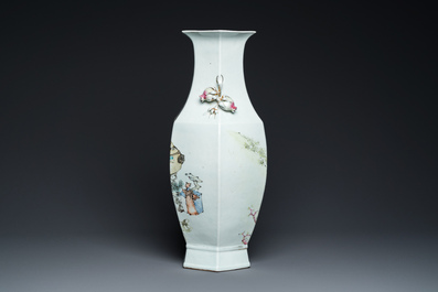 Vase de forme hexagonale en porcelaine de Chine qianjiang cai, sign&eacute; Ma Qingyun 馬慶雲, dat&eacute; 1917