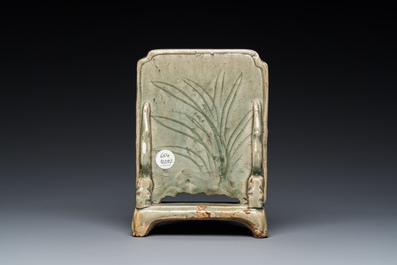 Een klein Chinees Longquan celadon tafelscherm, Ming