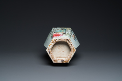 Een fraaie Chinese zeshoekige qianjiang cai vaas, gesigneerd Ma Qingyun 馬慶雲, gedateerd 1917