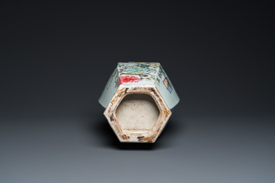 Vase de forme hexagonale en porcelaine de Chine qianjiang cai, sign&eacute; Ma Qingyun 馬慶雲, dat&eacute; 1917