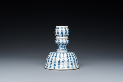 Bougeoir en porcelaine de Chine en bleu et blanc &agrave; d&eacute;cor de calligraphie, marque de Jin Yu Zhu Ji 金玉珠記, 19&egrave;me