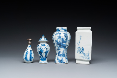 Vier Chinese blauw-witte vaasjes, Kangxi en later
