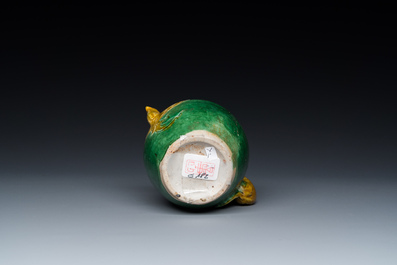 Een Chinese sancai-geglazuurde waterdruppelaar met feniksvormige tuit, Ming of Kangxi