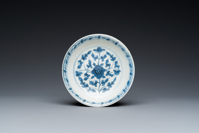 Trois pi&egrave;ces en porcelaine de Chine en bleu et blanc provenant d'&eacute;paves, &eacute;poque Transition et Jiaqing