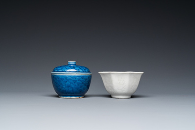 Trois pi&egrave;ces en porcelaine de Chine en bleu et blanc provenant d'&eacute;paves, &eacute;poque Transition et Jiaqing