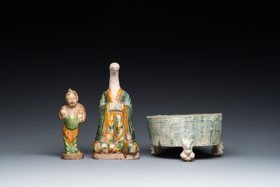 Deux statuettes en gr&egrave;s &eacute;maill&eacute; sancai et un br&ucirc;le-parfum tripod en vert monochrome, Han et post&eacute;rieur