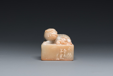 Cinq objets de lettr&eacute;s en bambou, bois incrust&eacute;, os et pierre &agrave; savon, Chine, 19/20&egrave;me